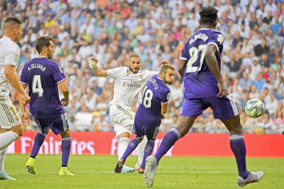 Antoñito, de espaldas, no puede interceptar el lanzamiento de Benzema en el gol del Real Madrid.-AFP