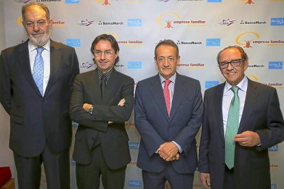 Los galardonados Salvador Rus, Alberto Cagigas, el presidente de Empresa Familiar, José Miguel Isidro, y el premiado José María Ruiz.-ICAL
