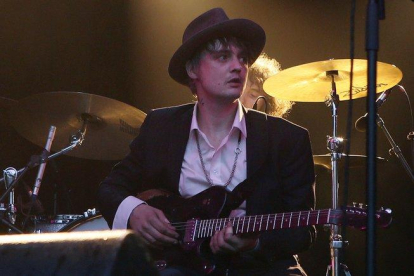 El rockero británico Pete Doherty, durante un concierto en París, en el 2017.-AP / FRANCÇOIS MORI