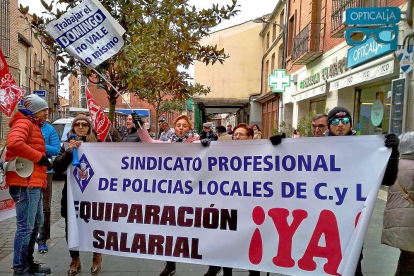 Manifestantes despliegan una pancarta en una de las concentraciones de la Policía Municipal de Medina.-EL MUNDO