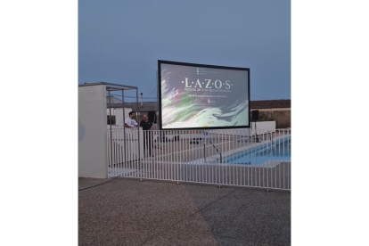 Proyección del Festival 'Lazos' en las piscinas de Castromonte.- LAZOS / M. MARTÍN