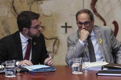 Pere Aragonès y Quim Torra, este martes, en la reunión del Govern-DANNY CAMINAL