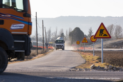 Dos camiones en un camino con señales de obras.- JOAQUÍN RIVAS / PHOTOGENIC