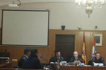El traficante, en primer plano, durante la vista de conformidad celebrada este miércoles en la Audiencia de Valladolid. -EP