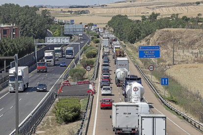 La Autovía de Castilla en una de sus congestiones en el último mes de abril.-J.C. CASTILLO