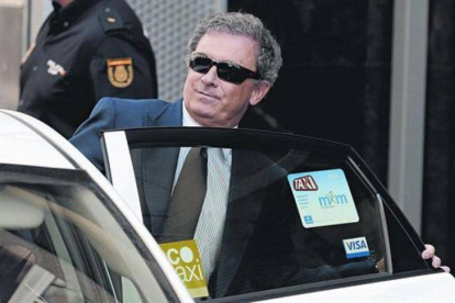 Jordi Pujol Ferrusola sube a un taxi tras declarar ante el juez Ruz, ayer.-Foto: DAVID CASTRO