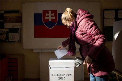 Una mujer deposita su voto en una urna en Bratislava.-Foto: AFP / VLADIMIR SIMICEK