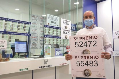 La Administración del Centro Comercial Río Shopping de Arroyo de la Encomienda, en Valladolid, reparte un tercer y un quinto premio de la lotería de Navidad. / ICAL.