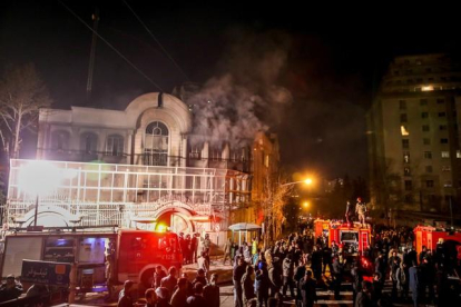 Manifestantes iranís incendian la Embajada saudí en Teherán.-AFP / MOHAMMADREZA NADIMI