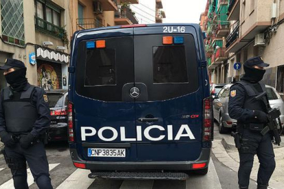 Dispositivo policial desplegado en Mataró por la operación antiyihadista de este martes.-GUILLEM SÀNCHEZ