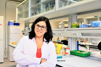 La investigadora Beatriz Merino Antolín en las instalaciones de uno de los laboratorios del Instituto de Biología y Genética Molecular de Valladolid. EL MUNDO