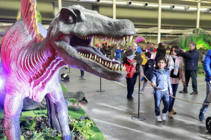 Una madre y un hijo observan la figura del Spinosaurio, una de las cien que acoge Dino Expo XXL.-J.M. LOSTAU