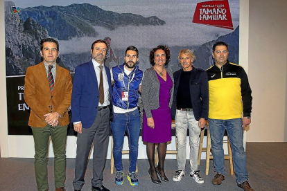 García Cirac, con Jesús Calleja y otros participantes en la presentación en Fitur de la oferta de turismo deportivo.-ICAL
