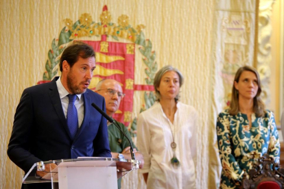 Óscar Puente durante un acto en el que estuvo presente De Miguel (Primera por la derecha).-ICAL