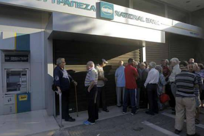 Con los controles de capital ya vigentes este lunes en Grecia, los jubilados han acudido por la mañana a las entidades bancarias a por sus pensiones.-Foto: EFE