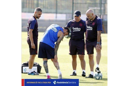 Messi se toca la pierna, en el entrenamiento de este lunes.-FC BARCELONA