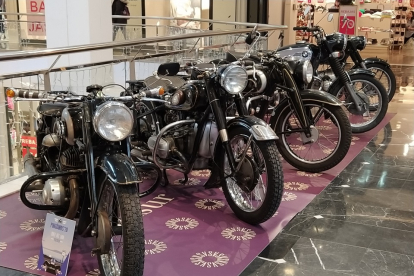 Exposición de motos en el centro comercial Vallsur de Valladolid. / E. M.