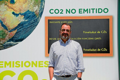 Luis Narvarte en el demostrador de riego fotovoltaico en Alaejos (Valladolid).-AIMCRA
