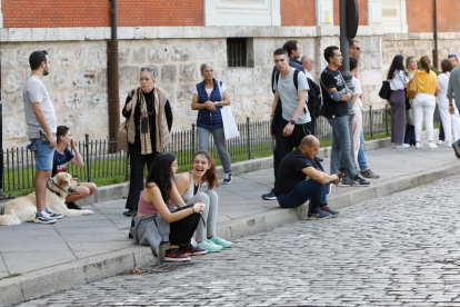 Público expectante durante el rodaje de 'Memento Mori', en el colegio El Salvador de Valladolid. -J.M. LOSTAU