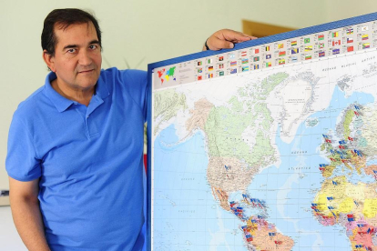 El delegado de misiones en Burgos, Ramón Delgado, sostiene un mapa en el que están señalados todos los territorios donde han intervenido.-ISRAEL L. MURILLO