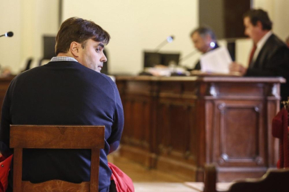 El alcalde de Cacabelos, Sergio Álvarez, sentado en el banquillo de los acusados.-ICAL