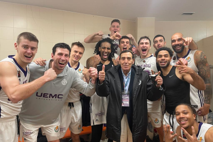 El UEMC Real Valladolid Baloncesto celebra la victoria en el vestuario. / E.M.