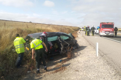 Estado en el que quedó el vehículo siniestrado en el accidente de ayer en Burgos.-G. GONZÁLEZ