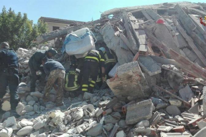 Imagen facilitada por la Brigada de Bomberos de Italia de varios bomberos mientras buscan víctima entre los escombros de un edificio derrumbado en Amatrice, en el centro de Italia, hoy.-EFE/Brigada De Bomberos De Italia FOTO CEDIDA