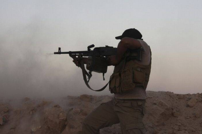 Un voluntario chií se enfrenta a combatientes del Estado Islámico, el pasado 8 de septiembre en Tikrit (Irak).-Foto: REUTERS