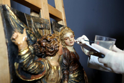 La restauradora Carmen Wattemberg con una de las piezas que se mostrarán en la exposición que la institución dedicara a Alonso Berruguete.-ICAL
