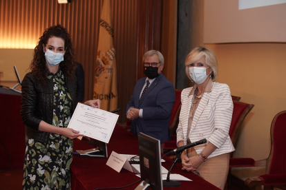 La consejera de Sanidad, Verónica Casado (D), entrega el premio al mejor artículo de Investigación realizado por personal facultativo a Tania Rodríguez Gabella (I), durante la entrega de los 'Premios anuales de investigación del Área de Salud Valladolid Este'. /  ICAL