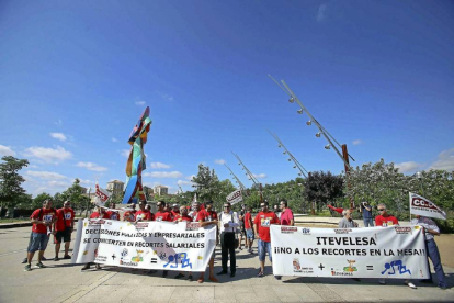 Trabajadores de Itevelesa manifestándose en el exterior de las Cortes de Castilla y León.-ICAL