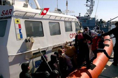 Un grupo de inmigrantes llegando al puerto de Lampedusa tras ser rescatados por la Guardia Costera en el mar Mediterráneo, entre Libia e Italia.-Foto: EFE