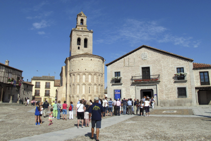 Iglesia de Santa María en la plaza de la villa de Arévalo. / ICAL