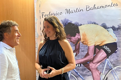 Perico Delgado y Victoria Sahagún en el homenaje a Federico Martín Bahamontes en el Centro Hospitalario Benito Menni. -E.M.