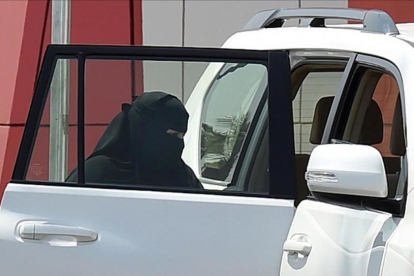 Una mujer entra en un coche en Riad.-FAYEZ NURELDINE / AFP