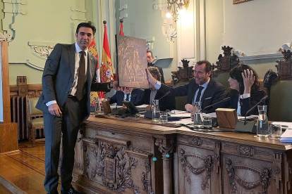 Javier García Bartolomé entrega un a copia del cuadro del Duque de Lerma al alcalde. EUROPA PRESS