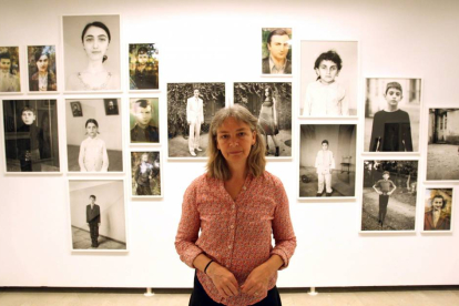 La fotógrafa Vanessa Winship, frente a alguno de los retratos incluidos en la muestra que lleva por título el nombre de la artista-Ical