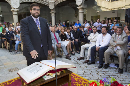 El candidato no oficial del PP de Ávila, Jesús Manuel Sánchez Cabrera, toma posesión como presidente de la Diputación de Ávila.-ICAL