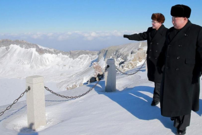 Kim Jong-un camina por el monte Paektuthe, en una foto sin fecha distribuida por la agencia KCNA el 9 de diciembre.-AFP / KCNA
