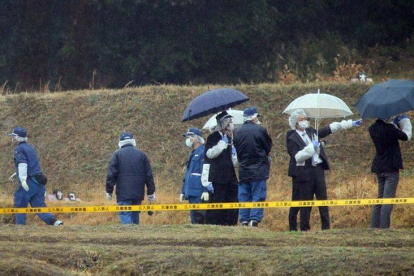 Policías japoneses inspeccionan el escenario del crimen.-Foto: AFP