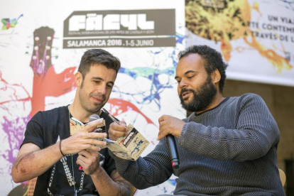 El director artístico del Festival de las Artes de Castilla y León (Fàcyl) en su edición de 2016, Carlos Jean, ofrece una rueda de prensa acompañado del DJ Ed is Dead-ICAL
