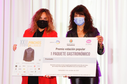 La concejala Ana Redondo entrega el Premio a la votación popular, al mejor cliente, a Aurora García Alcalde
