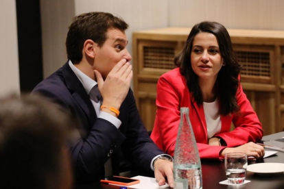 Albert Rivera e Inés Arrimadas, en la reunión de la ejecutiva de Ciudadanos para valorar los resultados de las elecciones al Parlament.-JOAN CORTADELLAS