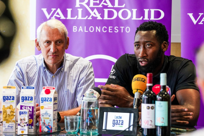 Ignacio Barrera (Gaza) junto a Kabasele en la presentación del jugador congoleño. 7 RVB