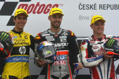 Rins, a la izquierda, junto a Folger y Lowes, en el podio de Brno.-AFP / MICHAL CIZEK