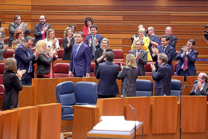 La bancada ‘popular’ aplaude a Ángel Ibáñez tras ser elegido presidente de las Cortes de Castilla y León.-ICAL