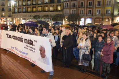 Marcha silenciosa en solidaridad con las víctimas de la crisis, organizada por la diócesis de Burgos, cuya pancarta con las palabras del papa Francisco 'esa economía mata' encabeza el arzobispo de Burgos, Francisco Gil Hellín-Ical