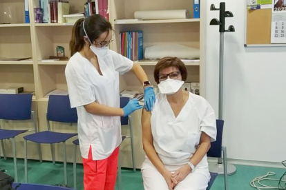 Charo Moral, enfermera del centro de salud Casa la Vega, una de las últimas profesionales en Burgos en recibir la primera dosis de la vacuna del Covid-19.- ICAL