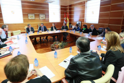 El consejero de Sanidad, Antonio María Sáez, se reúne con los representantes de la Junta de Personal del Complejo Asistencial Universitario de Salamanca-Ical